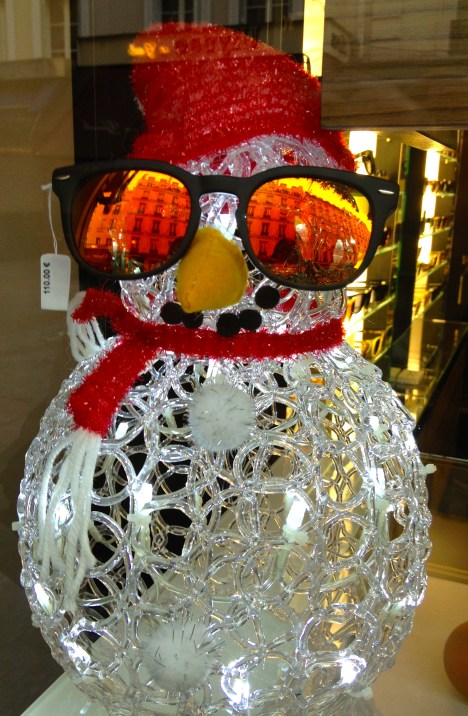 le bonhomme de neige, a good old chap made of snow (or in this case lights)