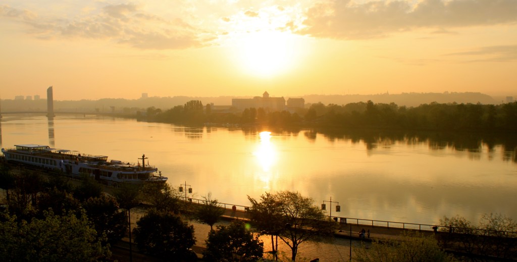Bordeaux_Riverfront_view. jpg