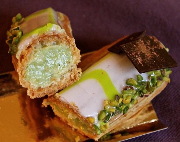 pistachio_eclair_paris.jpg