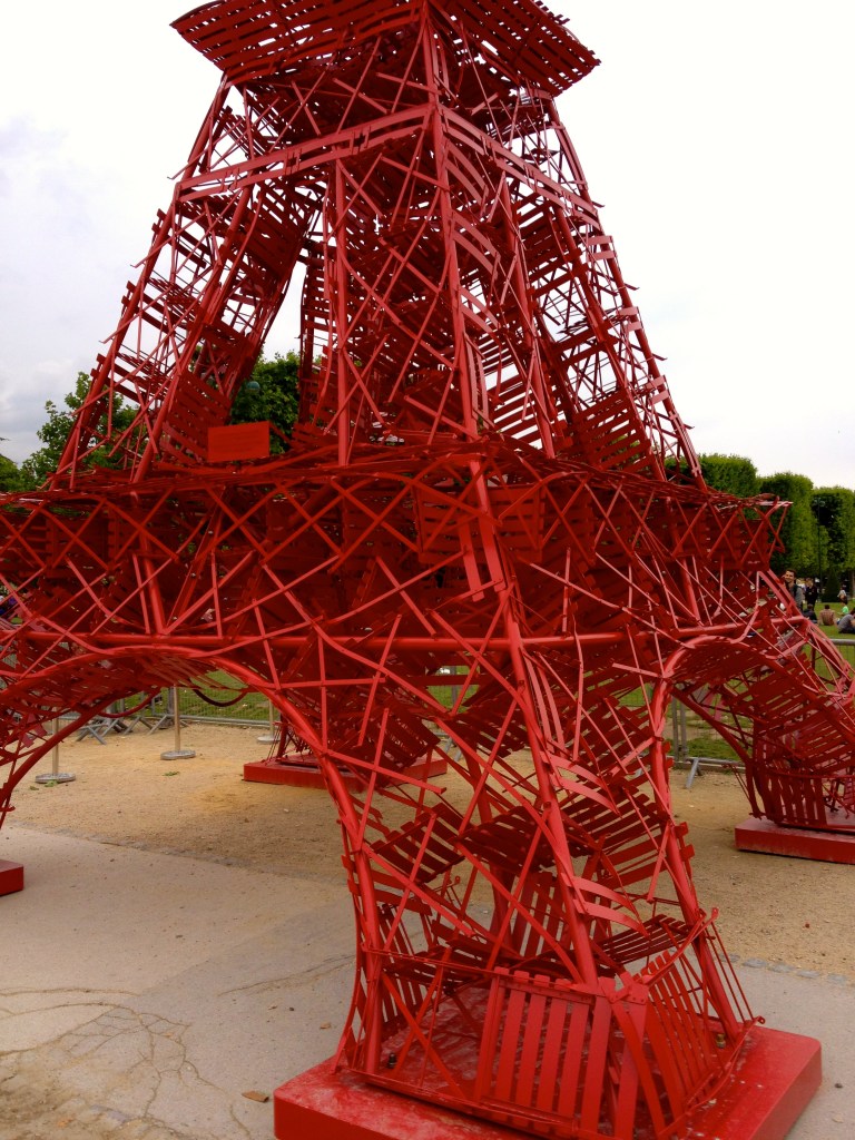 eiffel-tower-red-chairs2.jpg