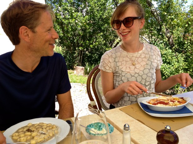 lunch_tuscany_italy_vineyard.jpg