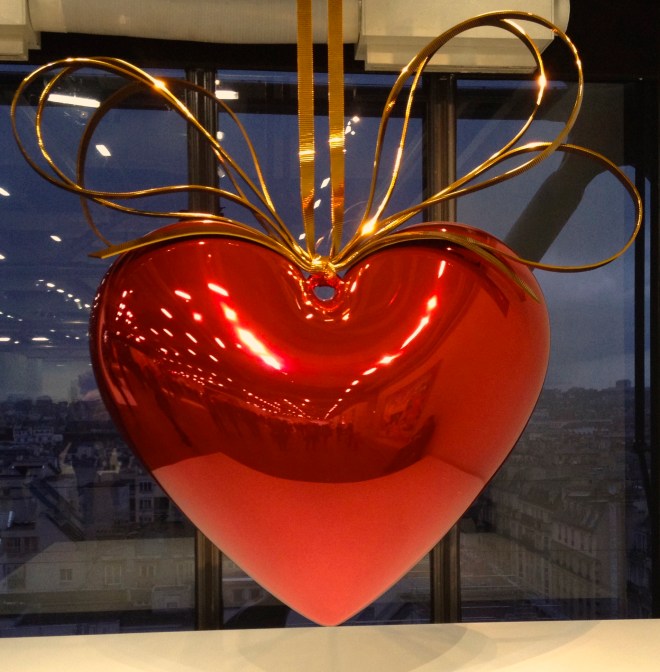 pompidou_paris_jeff_koons_red_heart.jpg