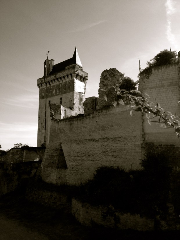 Chinon_fortress_chateau_France_loire_biking.jpg